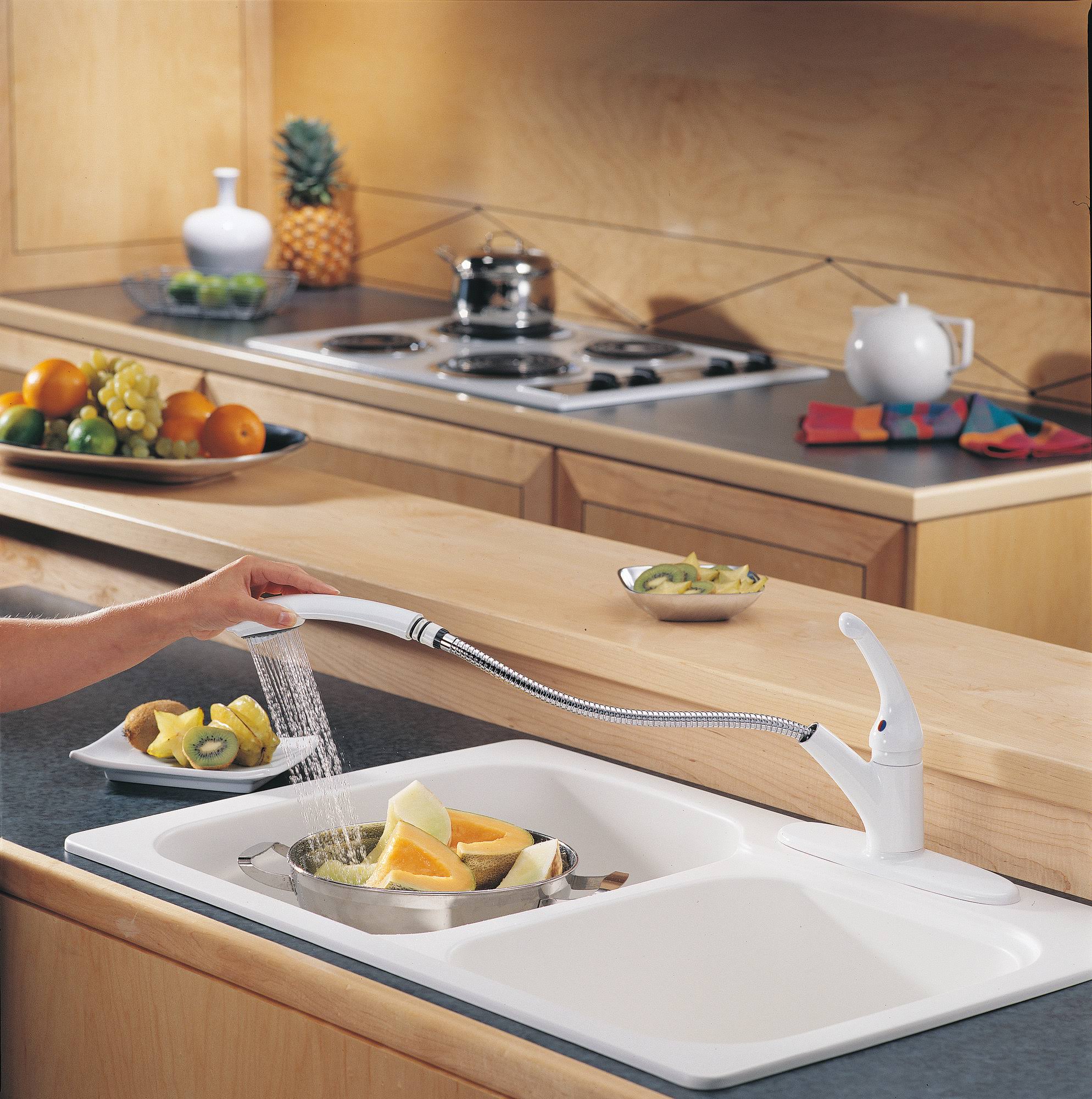 Delta 470-WH-DST Signature Single Handle Pull-Out Kitchen Faucet White - Image 10